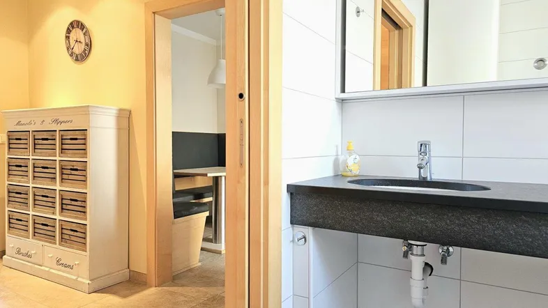 Heller Flur mit praktischem Schrank und Blick in ein modernes Gäste-WC.