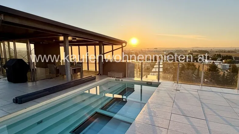 Geräumige Dachterrasse mit Pool, Essbereich und weitem Blick über die Landschaft bei Sonnenuntergang.