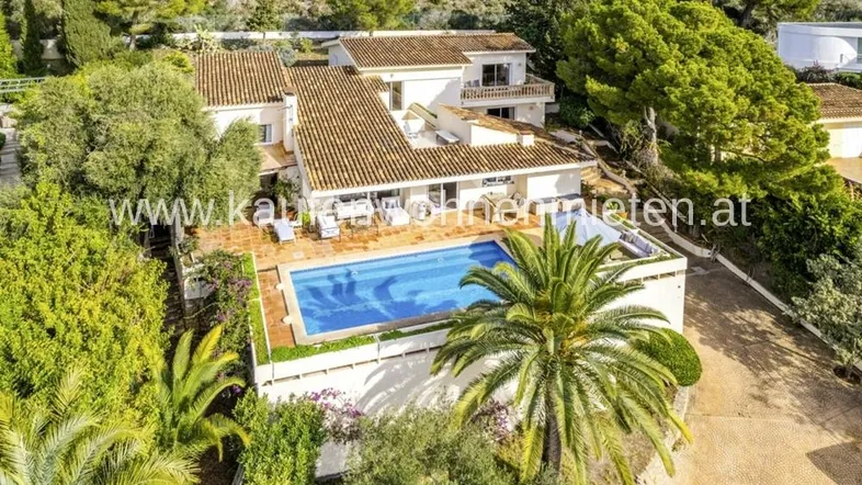 Luftaufnahme der Villa mit großem Poolbereich und mediterraner Umgebung.