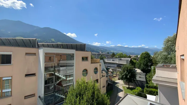 Panoramablick auf die umliegende Berglandschaft und die benachbarten Gebäude.