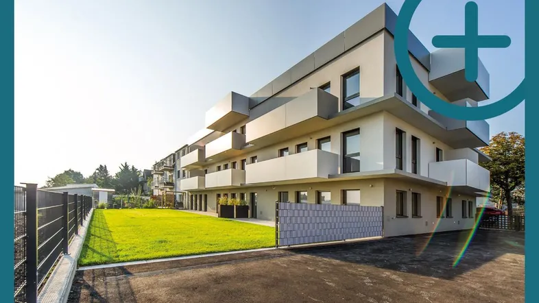Moderne Wohnanlage mit klaren Linien, Balkonen und gepflegter Grünfläche im Außenbereich.