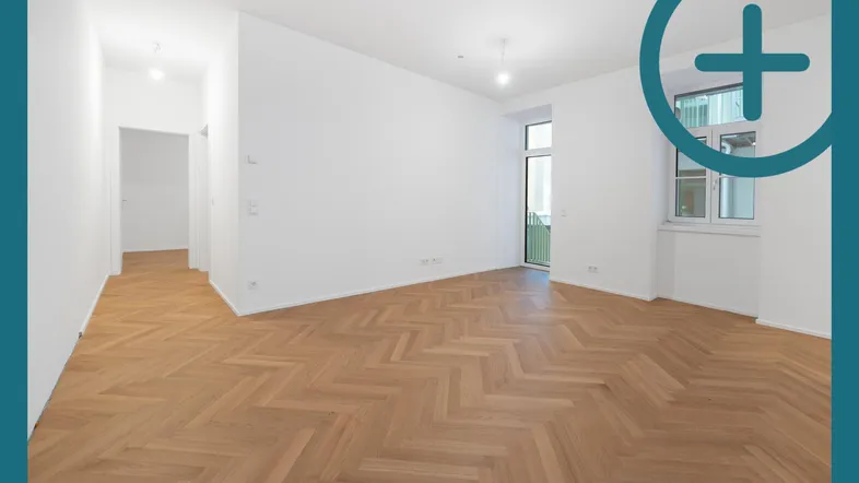 Helles, leeres Zimmer mit Fischgrätparkett und Zugang zu einem Flur, ideal als Wohnbereich.