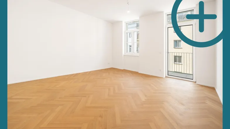 Helles Zimmer mit Fischgrätparkett, weißen Wänden und Zugang zu einem französischen Balkon.