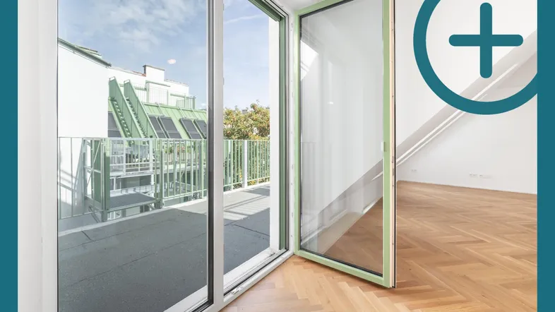 Heller Innenraum mit Fischgrätparkett und Zugang zu einem Balkon mit Blick auf Solarpaneele.