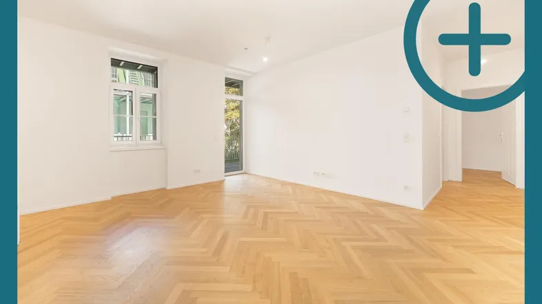 Helles Wohnzimmer mit Fischgrätparkett, weißen Wänden und Zugang zu einem Balkon.