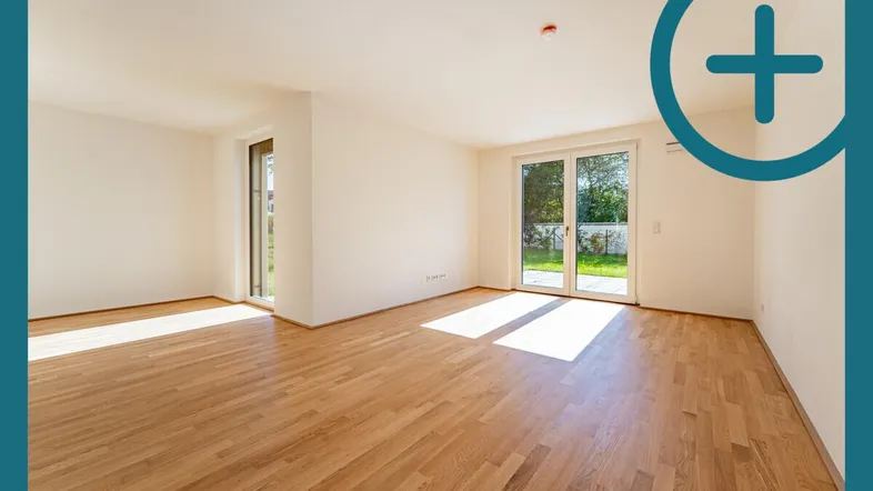 Helles, leeres Zimmer mit Parkettboden und Zugang zum Garten, ideal als Wohnbereich.