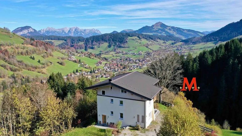 Luftaufnahme des Hauses in einer malerischen Berglandschaft mit weitem Blick über das Tal.