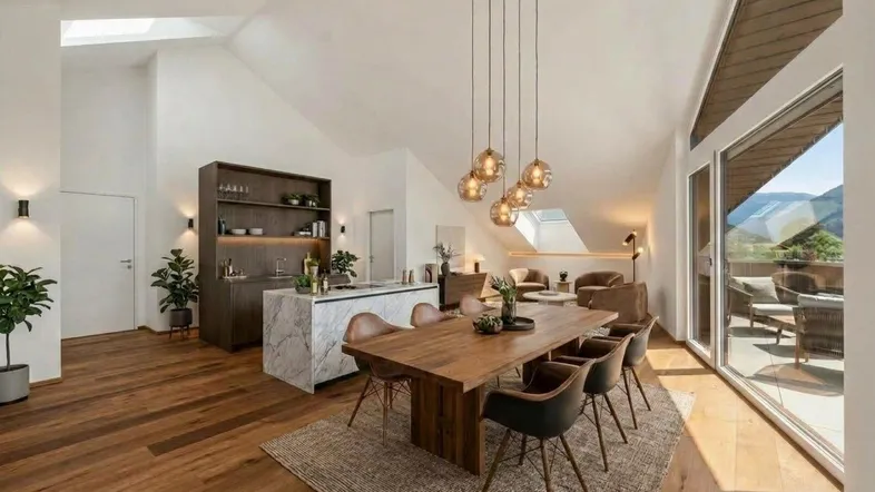 Offener Wohn-Essbereich mit moderner Küche, Holzboden und Zugang zur Terrasse mit Bergblick.