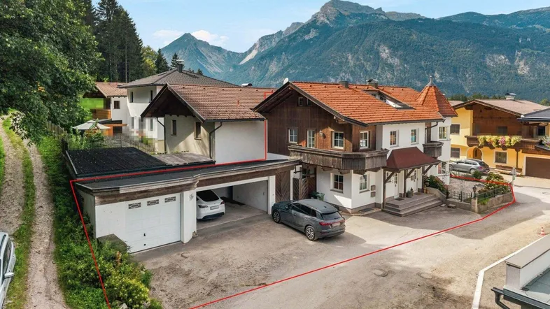Großzügiges Anwesen mit Doppelgarage und Bergblick in alpiner Umgebung.