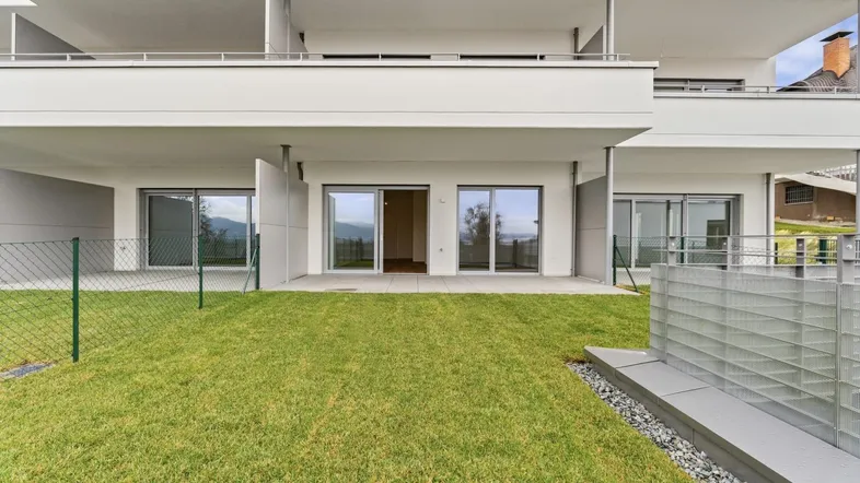 Moderne Erdgeschosswohnung mit großer Terrasse, eigenem Gartenbereich und weitem Blick.