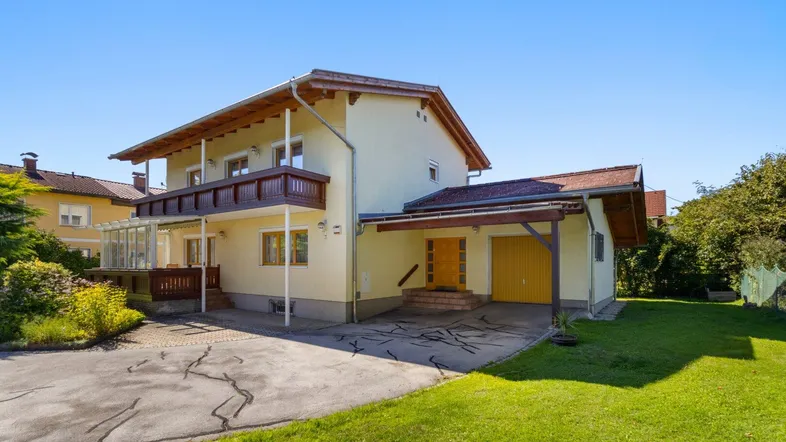 Freistehendes Einfamilienhaus mit Balkon, Wintergarten und Carport in sonniger Lage.