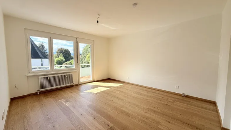 Wohnzimmer mit Zugang zur Loggia