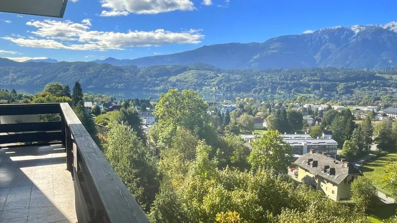 Balkon mit See- und Bergblick