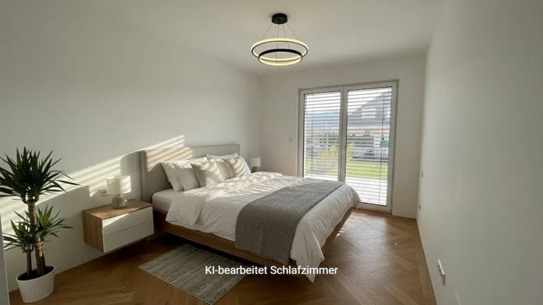 Helles Schlafzimmer mit modernem Parkettboden, großem Fenster und Zugang zum Gartenbereich.