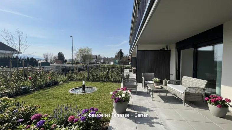 Sonnige Terrasse mit modernen Gartenmöbeln, gepflegtem Rasen und dekorativem Brunnen.