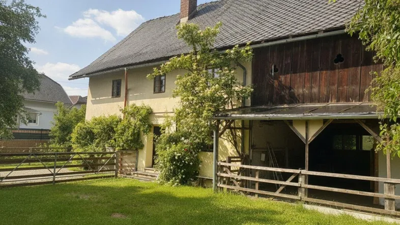 Ansicht des historischen Gebäudes mit großem Gartenbereich und Holzverkleidung unter dem Dach.