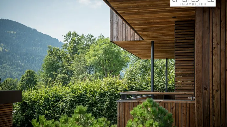 Alpine Eleganz: Modernes Chalet mit klaren Linien in idyllischer Bergkulisse