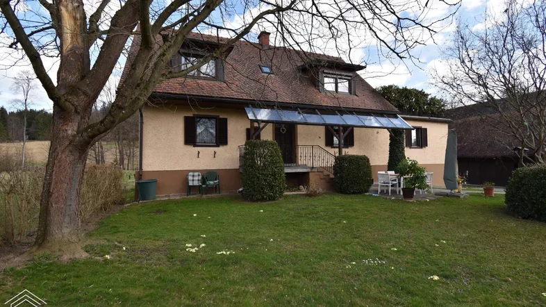Das charmante Einfamilienhaus mit Satteldach und gepflegtem Vorgarten in ländlicher Umgebung.