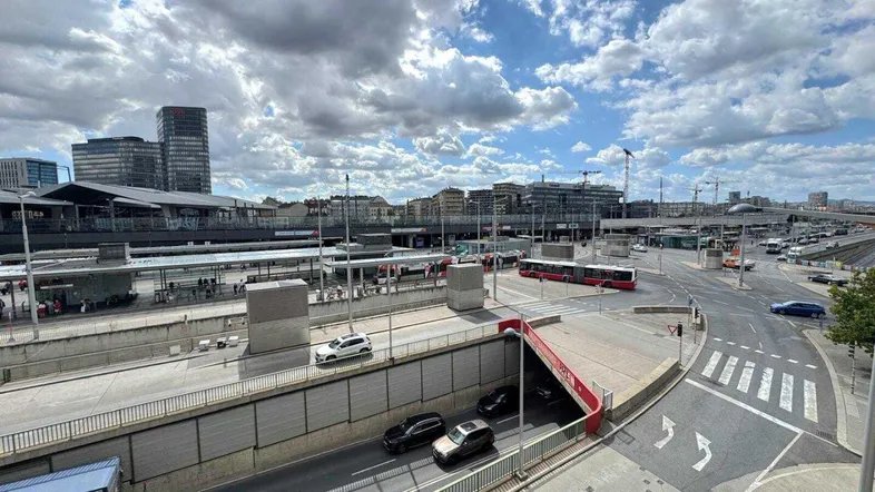Blick auf den Wiener Hauptbahnhof und die umliegende städtische Infrastruktur mit Straßen und Gebäuden.