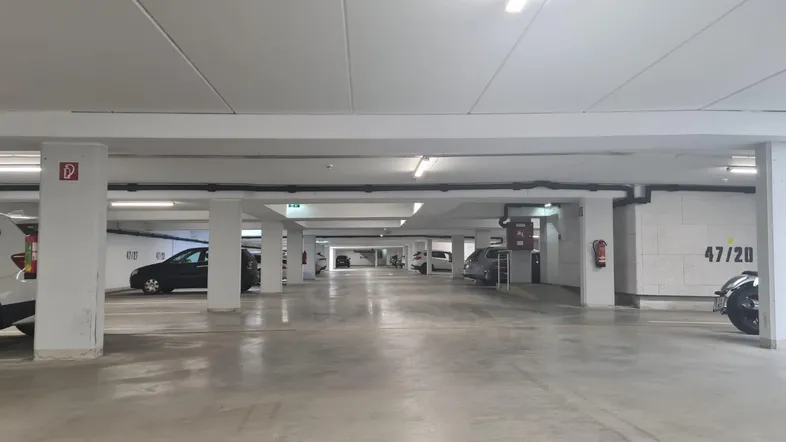 Geräumige Tiefgarage mit vielen Stellplätzen und guter Beleuchtung, ideal für Bewohner und Besucher.
