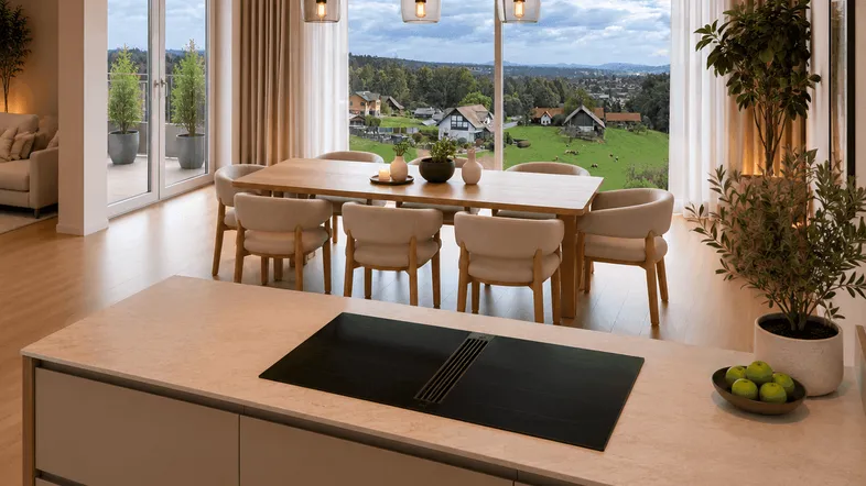 Moderner offener Wohn- und Essbereich mit integrierter Küche, großen Fenstern und Zugang zur Terrasse mit grüner Aussicht.