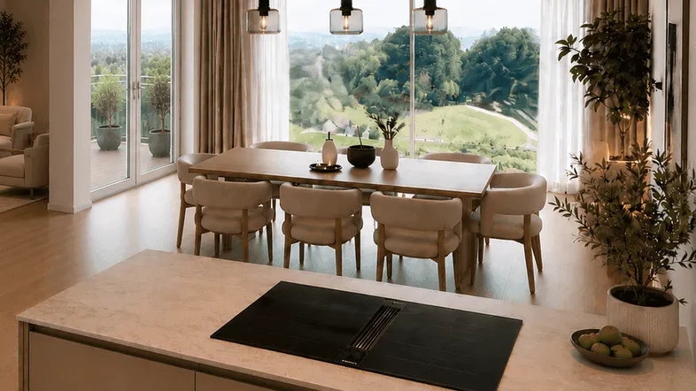 Heller offener Wohn- und Essbereich mit moderner Küche, großen Fenstern und weitem Ausblick.