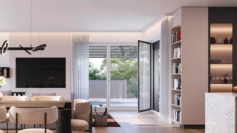 Helles, offenes Wohn-Esszimmer mit Holzboden, modernen Möbeln und Zugang zur Terrasse.