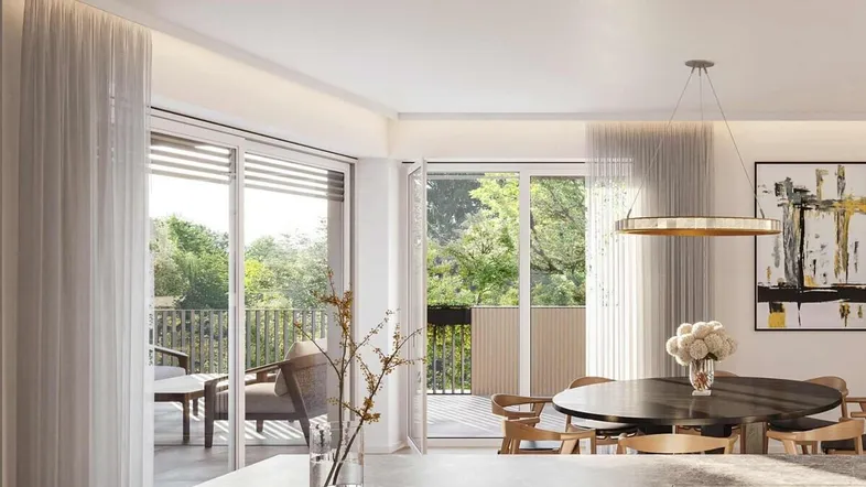 Moderner offener Wohn- und Essbereich mit Kücheninsel, großen Fenstern und Zugang zum Balkon.