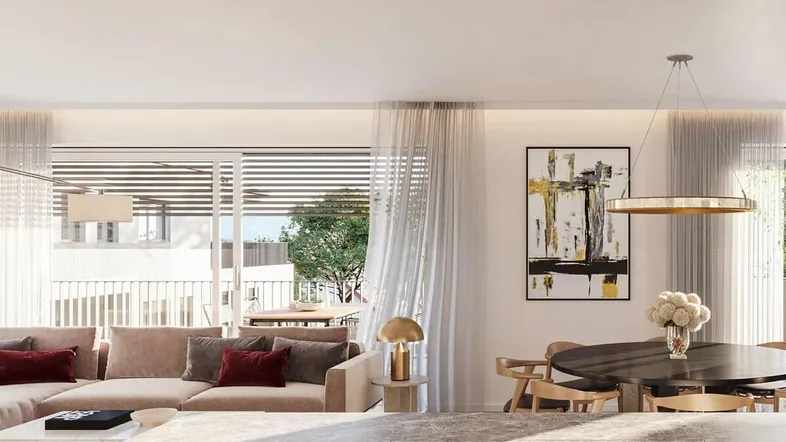 Moderner offener Wohn-Essbereich mit integrierter Küche, Parkettboden und Zugang zu einem Balkon.