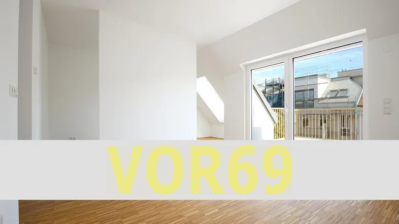 Heller Wohnraum mit Parkettboden, großen Fenstern, Balkonzugang und Dachschräge in einem Neubau.