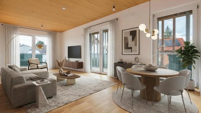 Heller, offener Wohn- und Essbereich mit Holzbalkendecke, Parkettboden und Zugang zum Balkon.