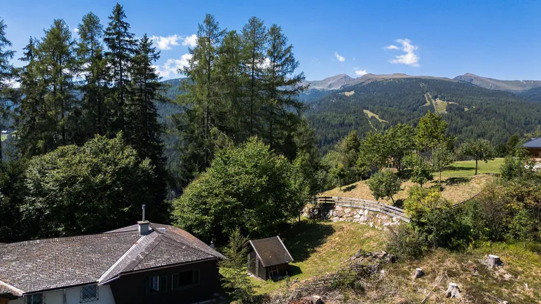 Panoramablick auf das Anwesen in den Bergen mit umliegenden Wäldern und einem weiten Tal.