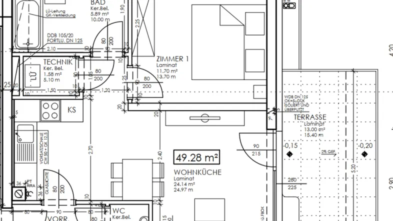 Detaillierter Grundriss einer Wohnung mit Wohnküche, Schlafzimmer, Bad und großer Terrasse.