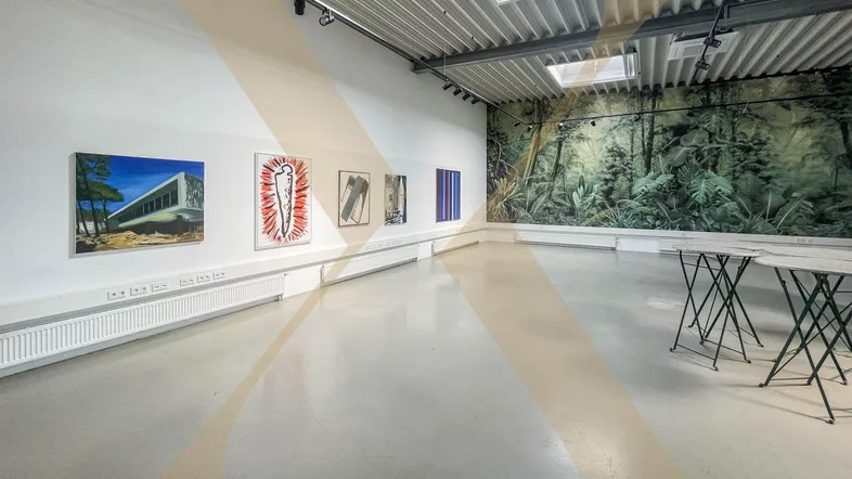 Großer, offener Raum mit Kunstwerken, hohen Decken und einem Dschungel-Wandgemälde, ideal für Ausstellungen.