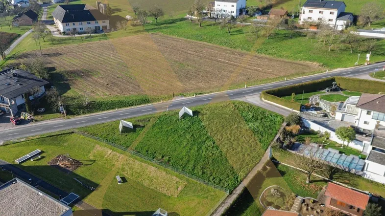 Luftaufnahme eines Grundstücks mit umliegenden Häusern, Straßen und Feldern in ländlicher Umgebung.