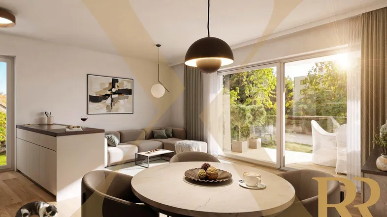 Helles, offenes Wohnzimmer mit Essbereich, kleiner Küche und Zugang zum sonnigen Balkon.