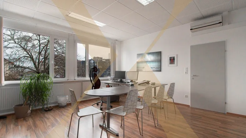 Geräumiges Büro mit Holzboden, großen Fenstern und Klimaanlage, ideal für Besprechungen und Arbeitsplätze.