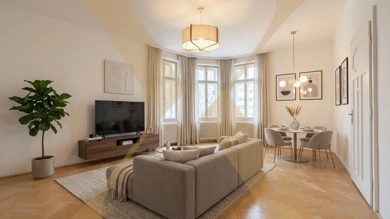 Helles Wohn- und Esszimmer mit Fischgrätparkett, großen Fenstern und moderner Einrichtung.