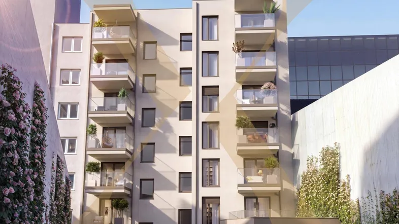 Moderne Wohnhausfassade mit mehreren Balkonen, großen Fenstern und viel Grün.