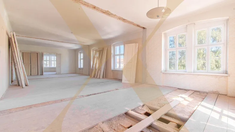 Heller, geräumiger Wohnraum in einem Altbau, der renoviert wird, mit großen Fenstern und sichtbaren Holzbalken.