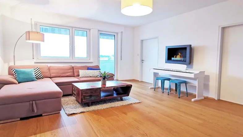 Wohnzimmer mit Wandkamin
