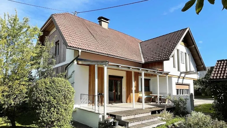 Hausansicht mit überdachter Terrasse