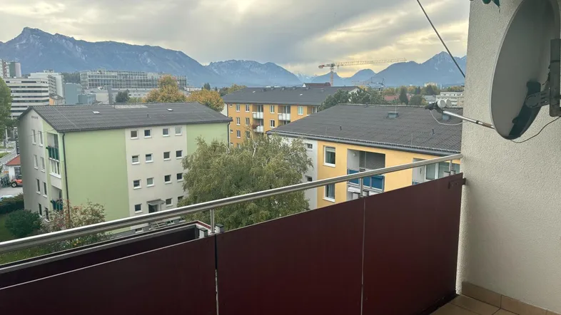 Balkon mit Bergblick und Markise, ideal für entspannte Stunden im Freien.