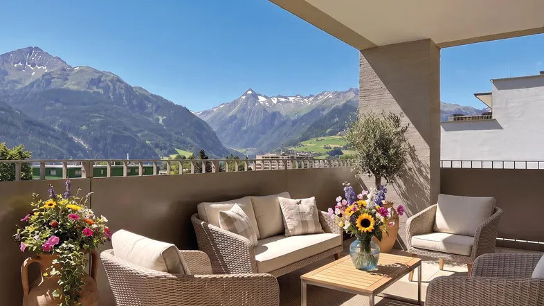 fantastischer Ausblick von der Süd-Loggia zum Kitzsteinhorn (Bild mit KI bearbeitet)