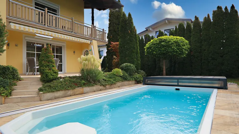 Pool mit angrenzender Sonnenterrasse