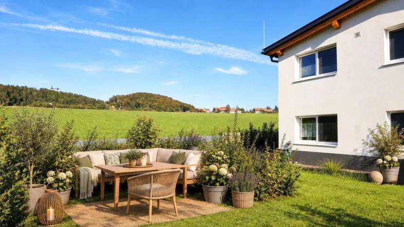 wunderschöner sonniger Garten mit Blick nach Maria Plain