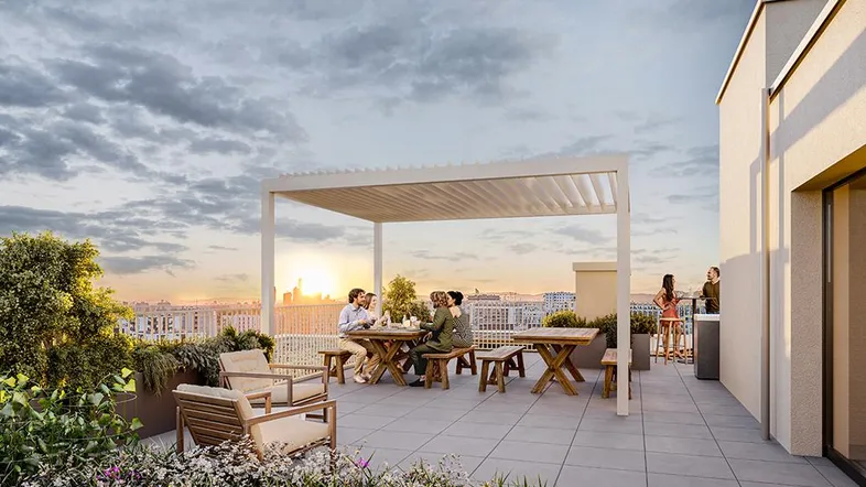 Geräumige Dachterrasse mit Pergola, Sitzgelegenheiten und weitem Blick über die Stadt bei Sonnenuntergang.