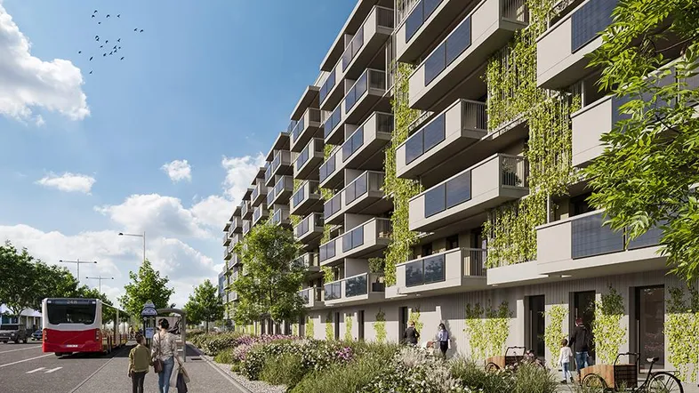 Moderne Wohnanlage mit begrünten Fassaden, Balkonen und Photovoltaik-Modulen an einer belebten Straße.