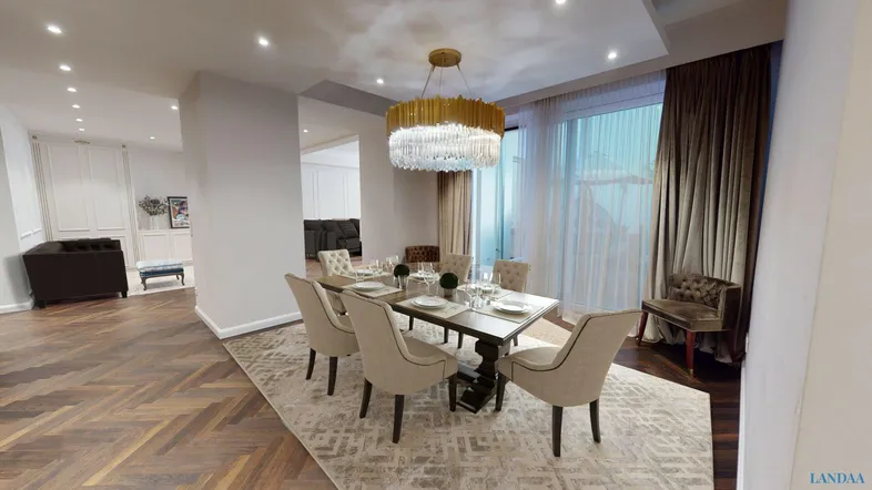 Eleganter Essbereich mit Fischgrätparkett, luxuriösem Kronleuchter und Blick nach draußen.