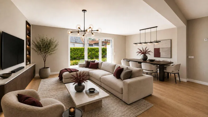 Modernes Wohn- und Esszimmer mit großem Sofa, Holzboden und Blick ins Grüne.